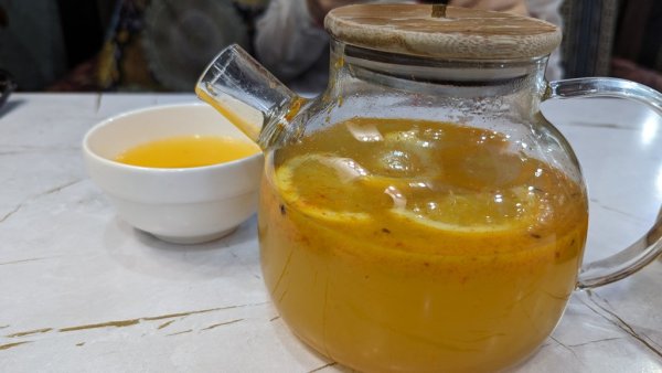 В Киргизстан чаят е превърнат във форма на изкуството. Този на снимката е с плодове от облепиха